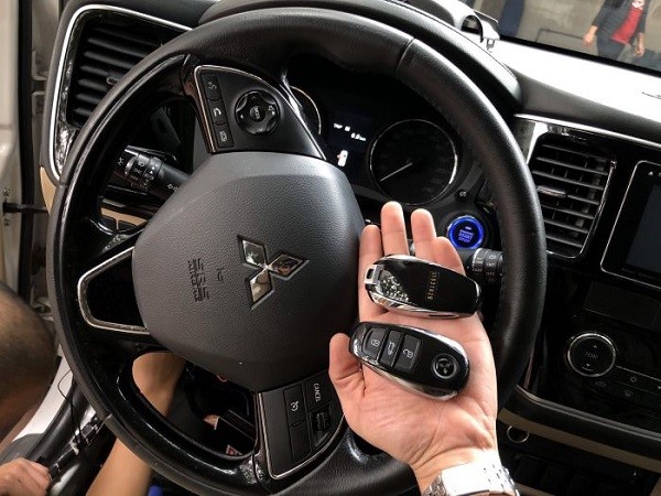 Làm chìa khóa Mitsubishi Outlander