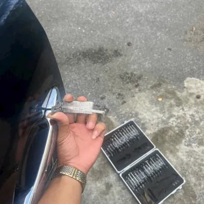 Thợ TheKey mở cửa ô tô bằng bộ dụng cụ chuyên dụng