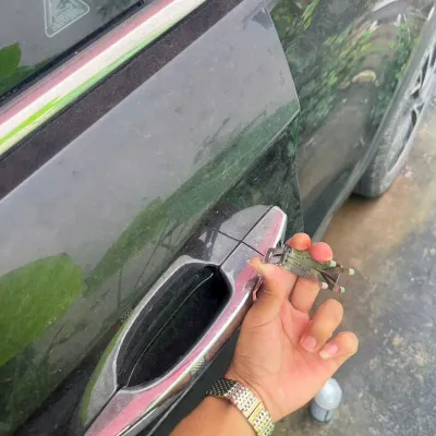 Dụng cụ mở khóa đặt vào ổ khóa cửa ô tô
