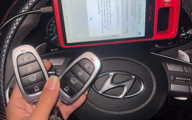 Thợ TheKey lập trình smartkey Hyundai bằng máy chuyên dụng