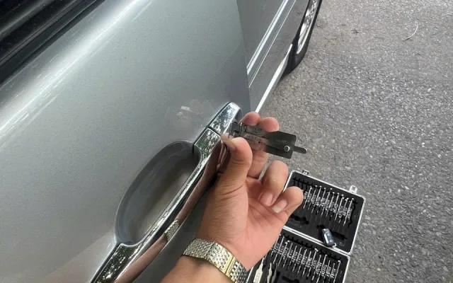 Thợ TheKey mở khóa cửa ô tô bằng dụng cụ chuyên dụng