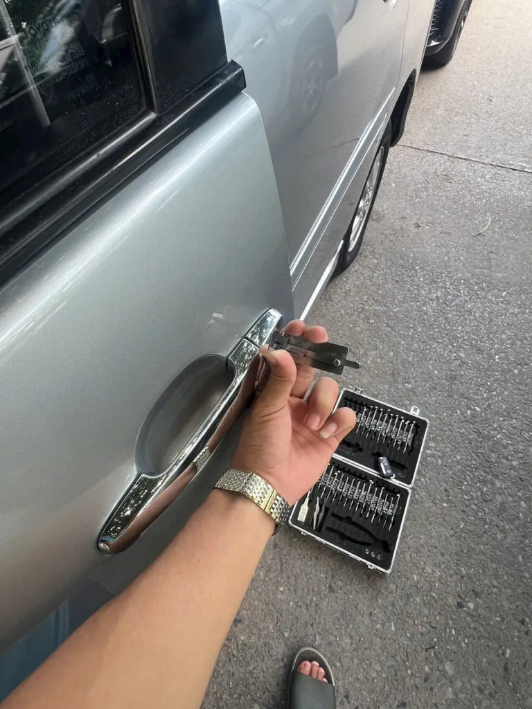 Thợ TheKey mở khóa cửa ô tô bằng dụng cụ chuyên dụng