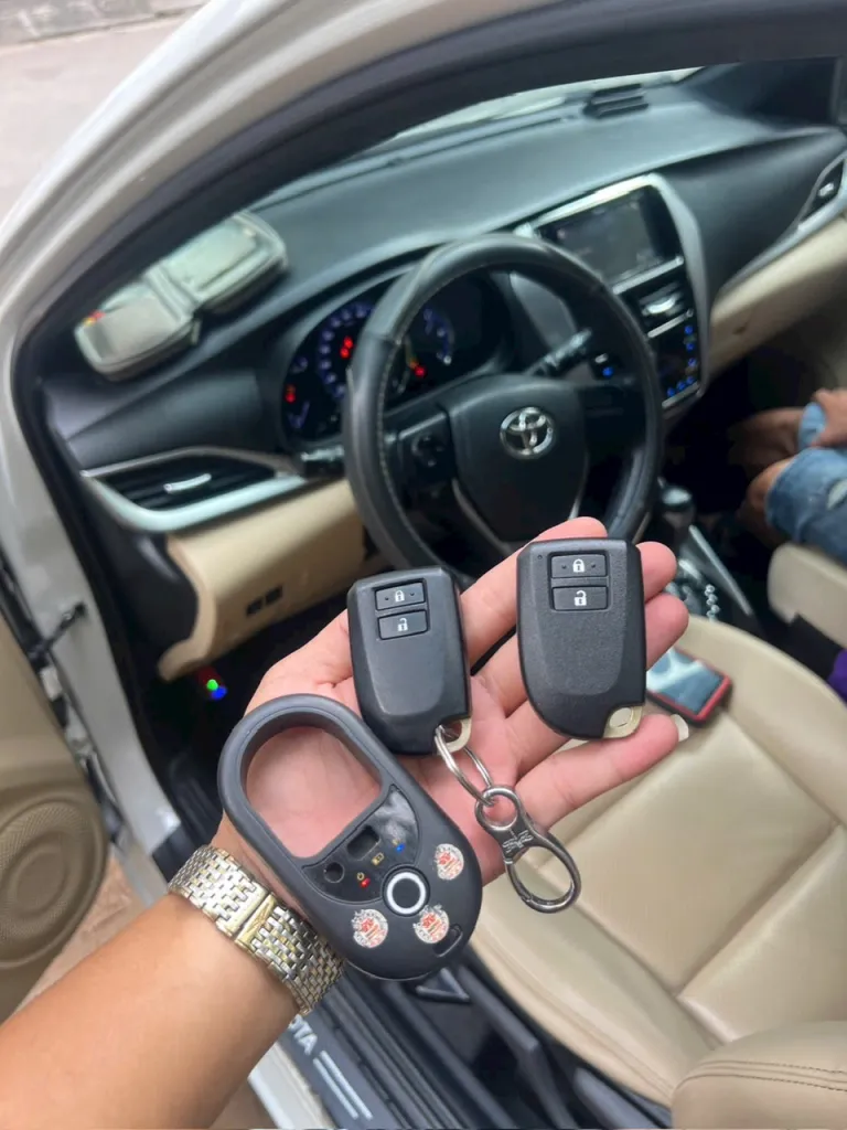 Chìa khóa Toyota sau khi thay vỏ mới tại xe khách